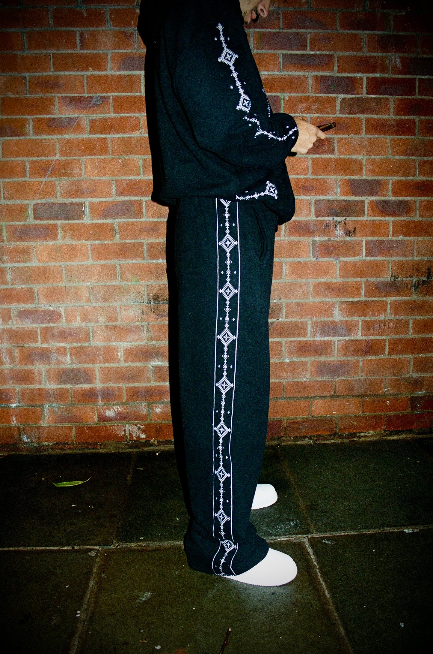 SIGNATURE ROOTS JOGGERS